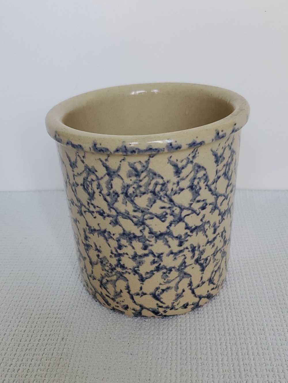 Robinson-Ransbottom Beige Ceramic Crock High Jar 1 Qt. with Blue Sponge Pattern